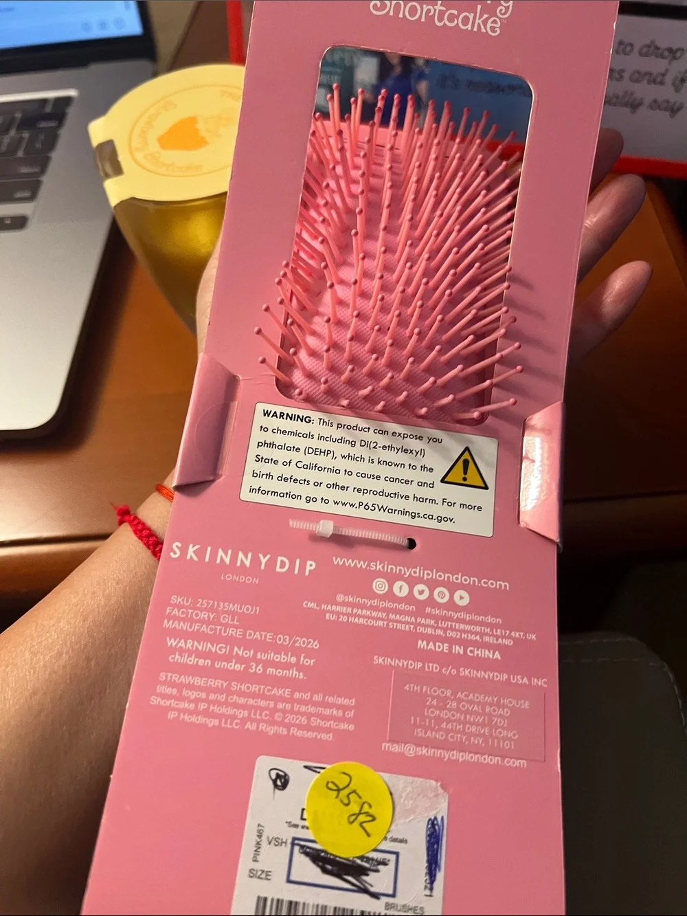 #2582* Pink Brush & Claw Clip Set & The World Of Strawberry Shortcake Candle